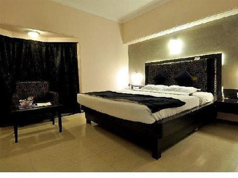אחמדאבאד Hotel Royal Highness מראה חיצוני תמונה