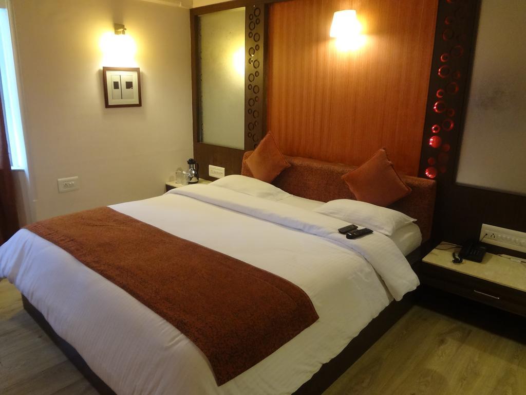 אחמדאבאד Hotel Royal Highness חדר תמונה
