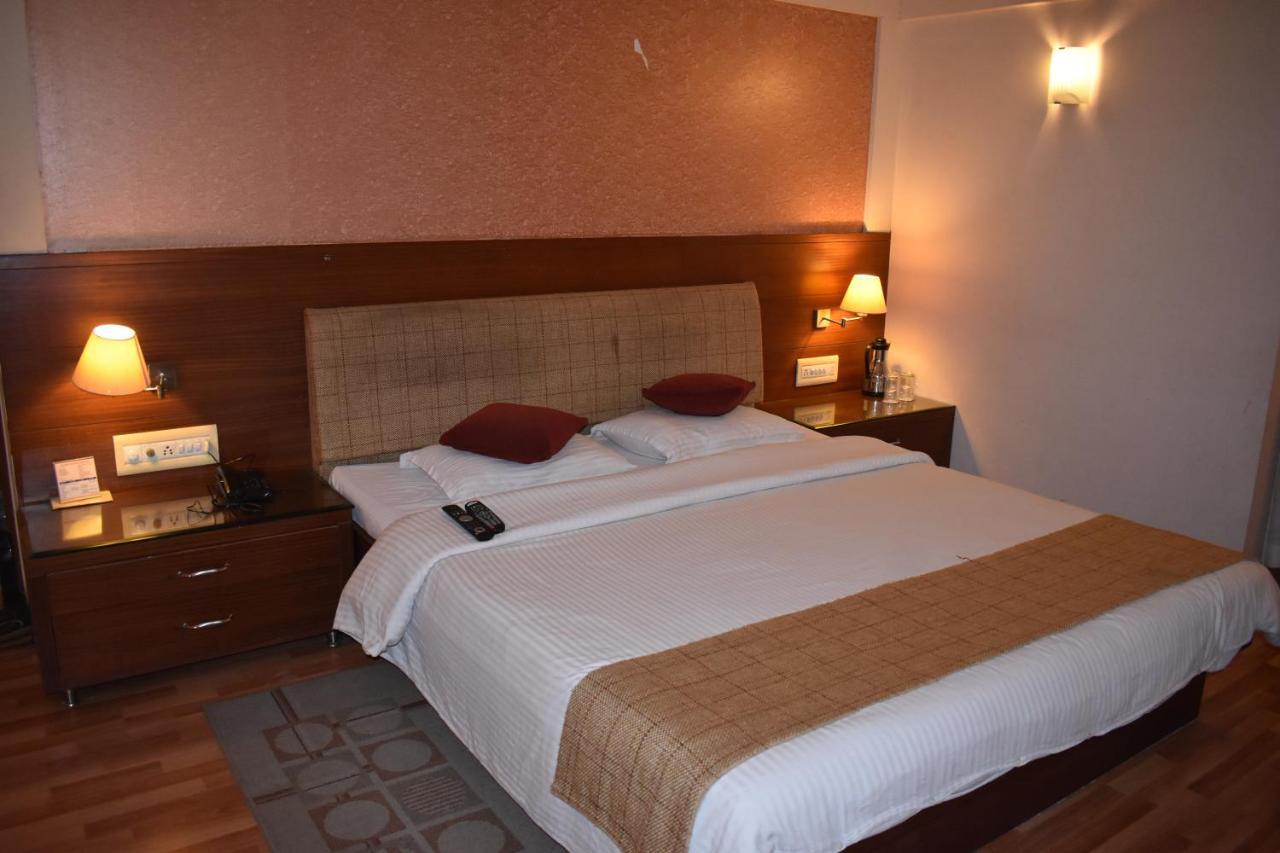 אחמדאבאד Hotel Royal Highness מראה חיצוני תמונה