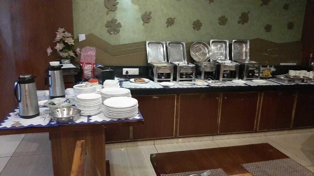 אחמדאבאד Hotel Royal Highness מראה חיצוני תמונה